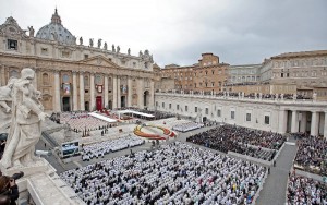 La Plaza de San Pedro, llena de invitados y peregrinos. / Foto: ww.casareal.es