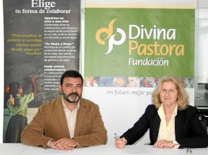 Sergio Moratón, de la Fundación Vicente Ferrer, y Rosa Laparra, de la Fundación Divina Pastora, firman el convenio. 