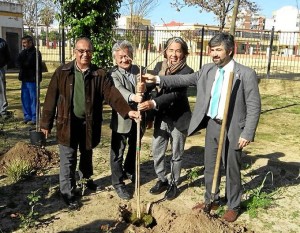 Suárez Japón junto al gestor de la Asociación Kenzo, Watanabe Minoru, el propio Kenzo Takada y el alcalde de Coria del Río, Modesto González.