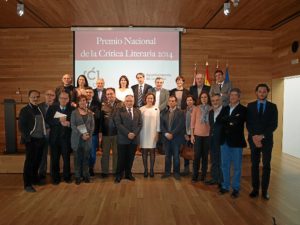 Foto de familia de los premiados con organizadores y jurado.