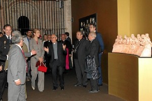 Doña Elena recibe explicaciones durante su recorrido por la exposición. / Foto: Casa de S.M. el Rey.