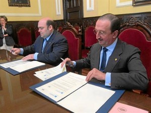 Firmas del acuerdo entre el Ayuntamiento y el Colegio de Médicos.