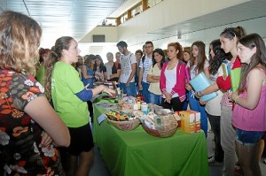 Una de las mesas de comercio justo en las universidades españolas.