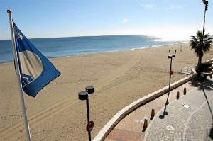 Una de cada seis banderas azules del mundo ondea en una playa española.