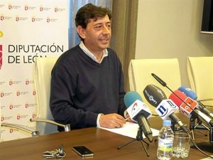 El portavoz de la Diputación de León, Jaime González, en rueda de prensa.