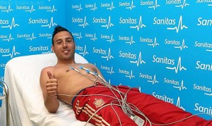 Santi Cazorla, durante el reconocimiento médico. / Foto: www.sefutbol.com/