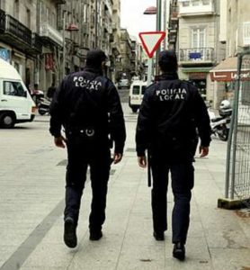 Cuerpos de seguridad patrullando por las calles de Vigo.