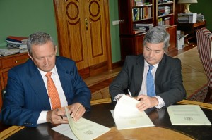 Fernando Burgaz firma el convenio con el representante de las cooperativas agroalimentarias. / Foto: Ministerio de Agricultura