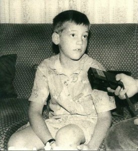 Francisco Vallejo dando una entrevista con siete años. 