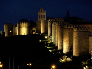 Vista nocturna de la muralla de Ávila. / Foto: wikipedia