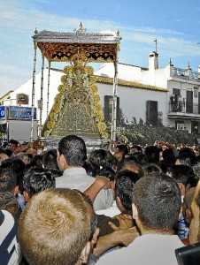 Un instante de la procesión de la Blanca Paloma. / Foto: J. Norte.