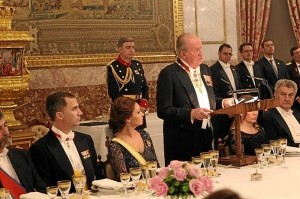 El Rey pronuncia unas palabras durante la cena.