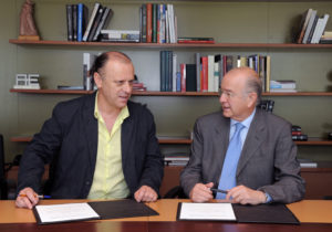 Juan Antonio Segura y Carlos Egea, en la firma del convenio.