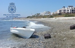 La embarcación incautada en la playa malagueña.