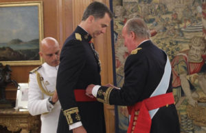 Don Juan Carlos entrega el fajín al Rey Felipe VI.