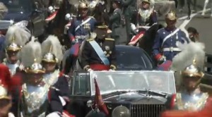 El monarca ha saludado desde un coche descapotable a los ciudadanos.