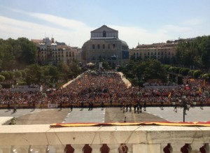 La Plaza de Oriente, llena para ver a los nuevos Reyes.