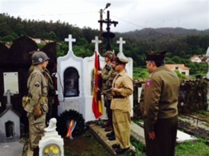 Recreacionistas ante la tumba de Manuel Otero.