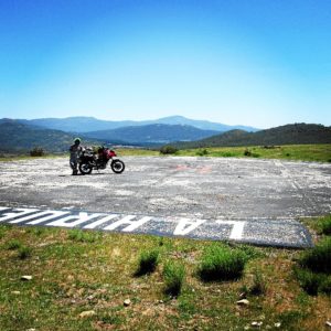 Su meta es recorrer los más de 8.000 municipios de España en moto.