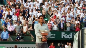 Nadal abraza emocionado su novena Copa de los Mosqueteros. / Foto: Roland Garros.