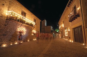 Más de 45.000 velas son necesarias para iluminar la localidad. / Foto: Fundación Villa de Pedraza.