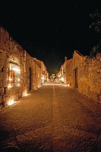 Las velas iluminan las calles de Pedraza.