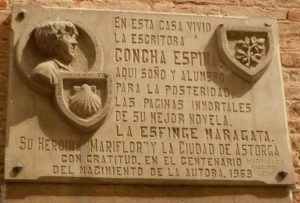 Placa dedicada a la autora en Astorga. / Foto: maragato.wordpress.com