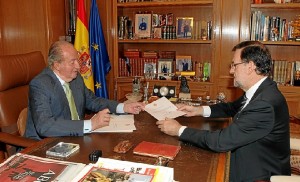 Don Juan Carlos entrega al Presidente del Gobierno el documento en el que comunica su decisión de abdicar la Corona. / Foto: Casa Real