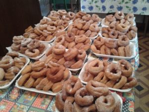 Las celebraciones se hacían en las casas de la familia con los postres típicos de Cúllar como los roscos o pestiños.