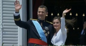 Los Reyes saludan desde el balcón del Palacio Real.