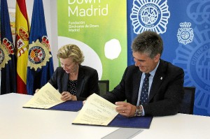 El director general de la Policía, Ignacio Cosidó, firma el acuerdo de colaboración con la Fundación Síndrome de Down de Madrid / Foto: Policía Nacional