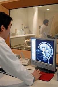 investigadores tratando un paciento con alzheimer