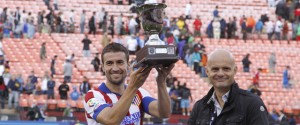 Gabi levanta el trofeo que acredita la segunda victoria rojiblanca en el torneo.