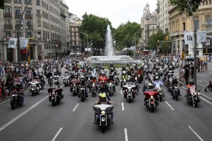 Motoristas circulando por Barcelona. 