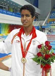 Enhamed con una de sus cuatro medallas de Oro de Pekín 2008.