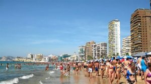 Playa abarrotada de turistas