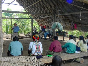 El español en un debate del territorio integral en el pueblo Kandozi, en el peruano río Chapuli.