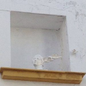 Este busto blanco fue la primera manifestación del grupo. 