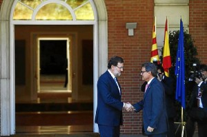 Rajoy y Mas estrechan sus manos a la llegada a Moncloa del presidente catalán. / Foto: Europa Press