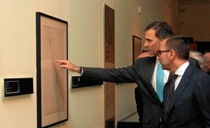 Don Felipe recorrió la muestra junto al comisario de la exposición. / Foto: Casa Real.