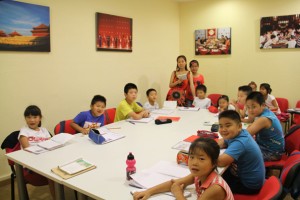 Niños aprenden chino en el Centro Hispanoasiático.