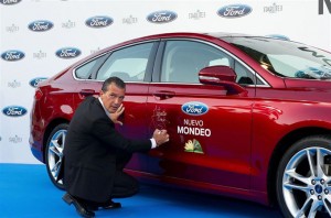 Antonio Banderas junto al nuevo Ford Mondeo. / Foto: Julio de la Fuente