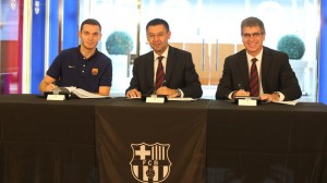 Vermaelen, con Bartomeu y Mestre, firmando su contrato / Foto: Miguel Ruiz - FCB