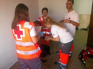 Sanitarios de Cruz Roja examinan a los inmigrantes. / Foto: Cruz Roja