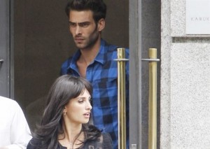 Penélope Cruz junto al modelo vasco Jon Kortajarena.