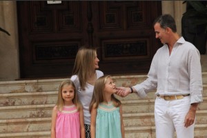 Los Reyes, la Princesa de Asturias y la Infanta Sofía en el Palacio de Marivent de Mallorca. / Foto: Twitter Casa Real