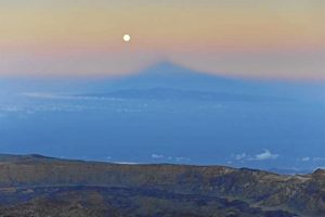 La súperluna sobre el Teide. / Foto: Gullermo Pozuelo