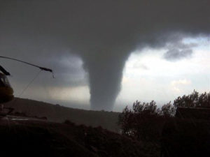 Tornado afectando a Port Ginesta. 