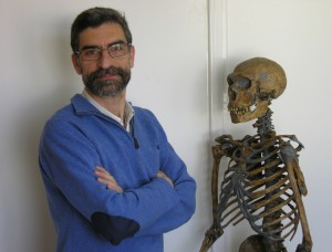 Antonio Rosas, profesor de Investigación del CSIC, junto a un esqueleto de neandertal.