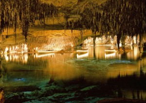 Lago subterráneo en la cueva de Drach